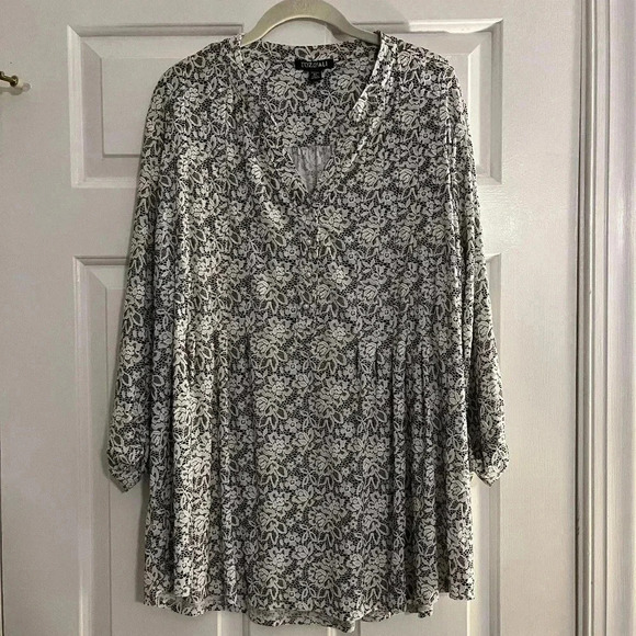 Roz & Ali Tops - Roz & Ali 3x White lace and black top